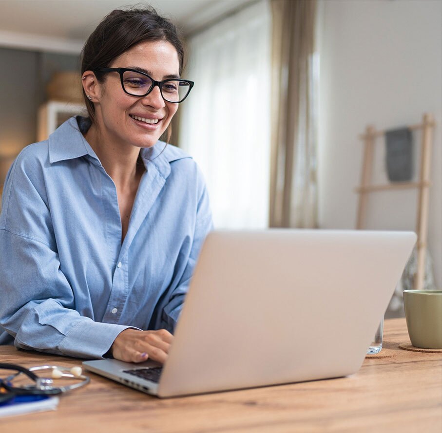 lady-using-laptop tonalaw no-fault new york collections lawyers